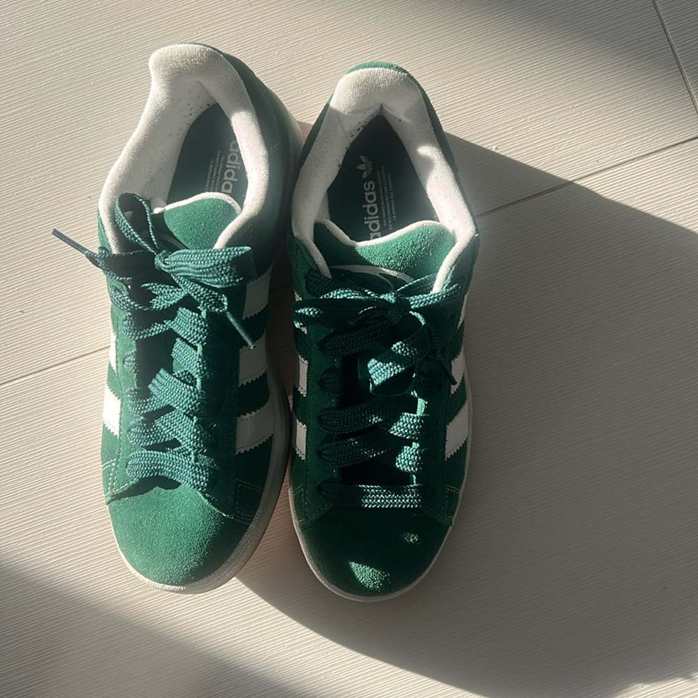 Green adidas campus like new 
Kids size 7- women’s 8.5